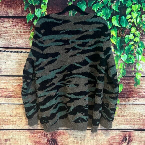 Barefoot Dreams CozyChic Seaside Crewneck 1X Carbon Camo Sweater Pullover - Picture 2 of 4